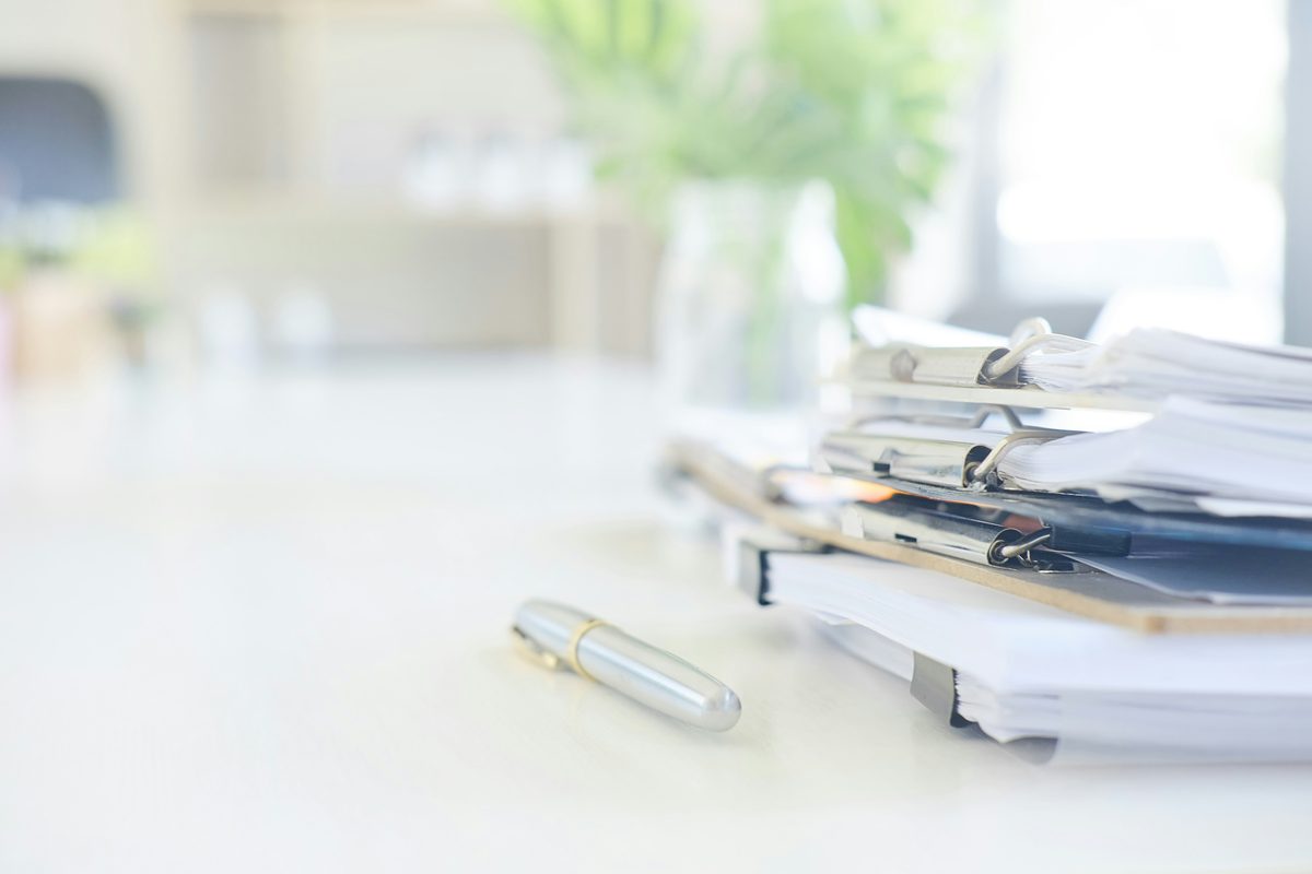 Teanc de documente salariale organizate pe birou