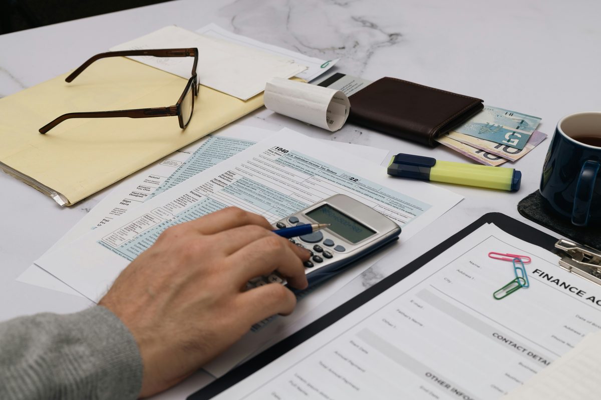 Calculator și documente fiscale pe birou